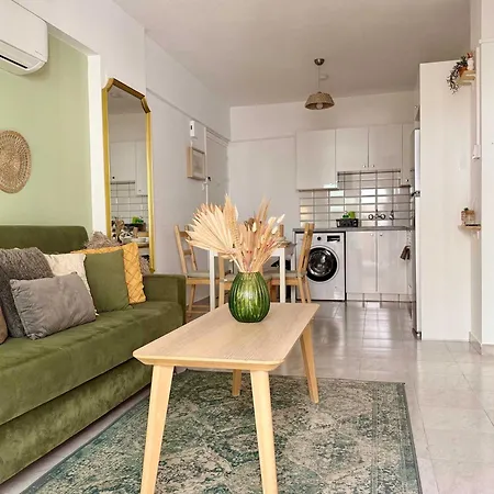 Appartamento Coastal 2br In Mackenzie Steps From By Cyprus Horizons Scala