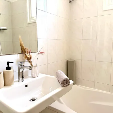 Coastal 2br In Mackenzie Steps From By Cyprus Horizons Appartamento Scala