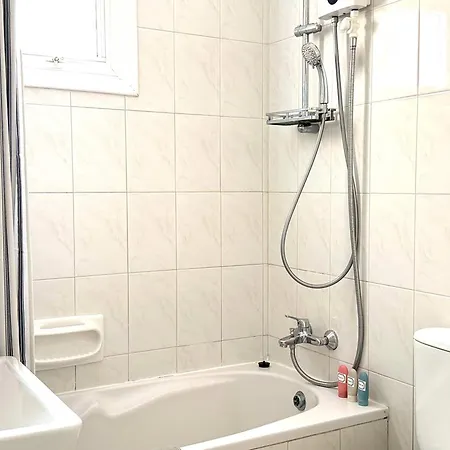 Appartamento Coastal 2br In Mackenzie Steps From By Cyprus Horizons Scala